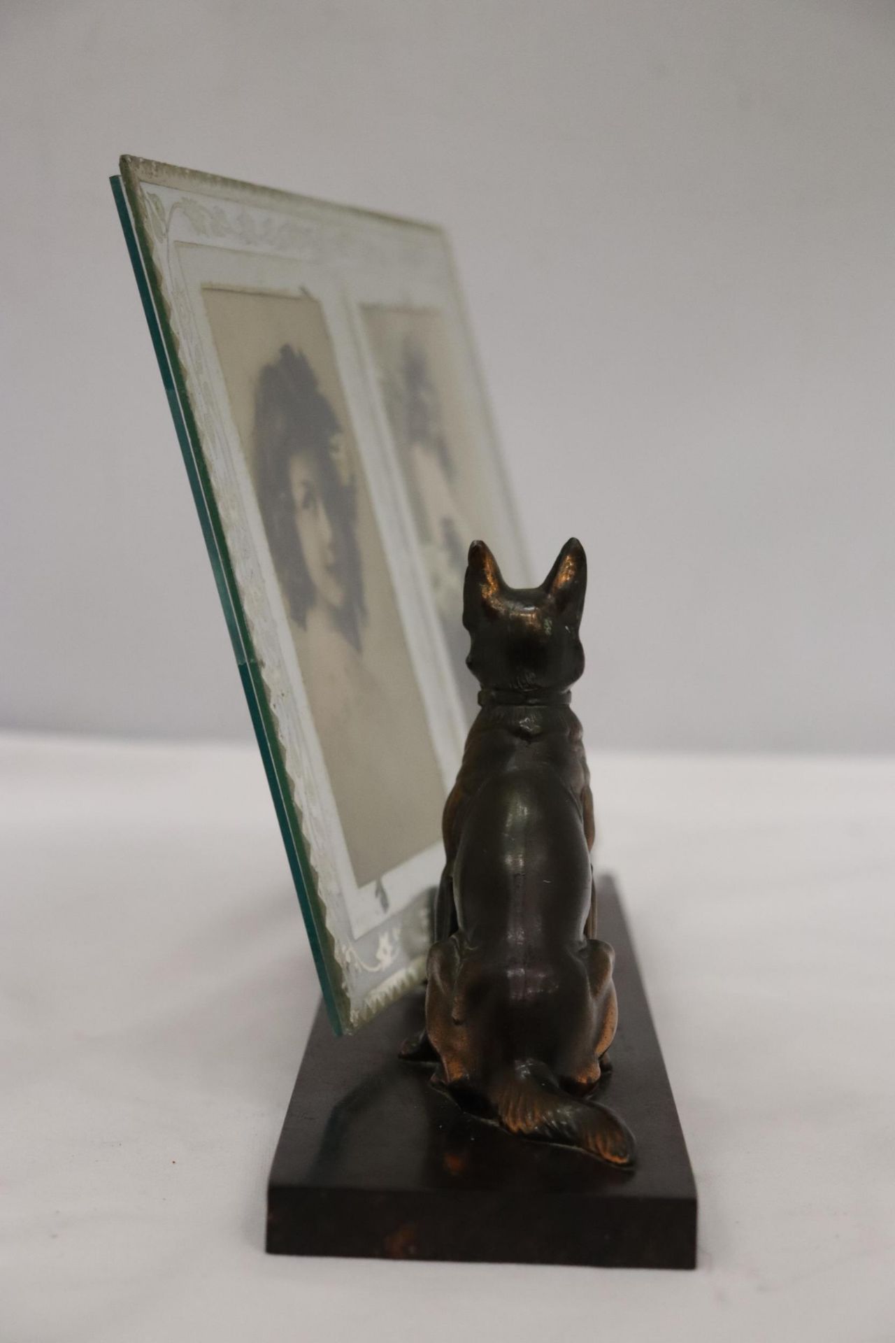 AN ART DECO DOUBLE PHOTO FRAME ON A PLINTH FEATURING A GERMAN SHEPHERD DOG FIGURE - Image 3 of 7