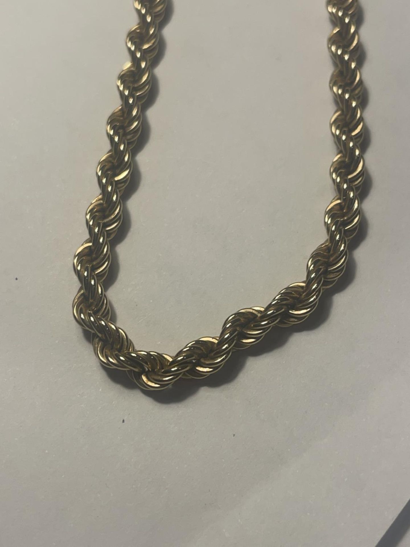 A 9 CARAT GOLD ROPE NECKLACE MARKED 375 (CLASP A/F) GROSS WEIGHT 9.7 GRAMS - Image 5 of 5