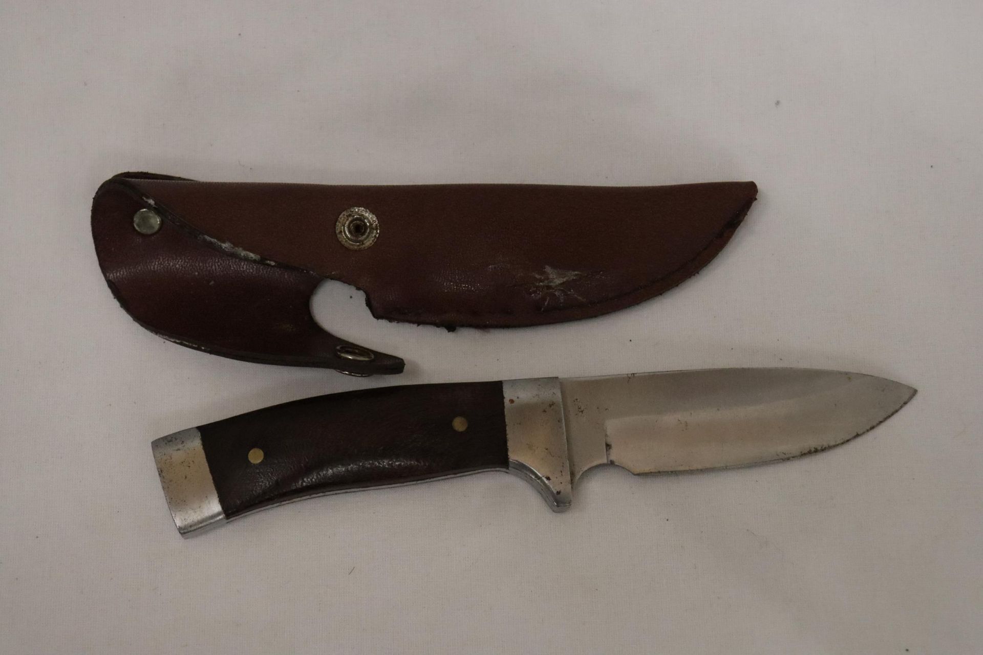 A HUNTING KNIFE IN A LEATHER SHEATH - Image 2 of 5