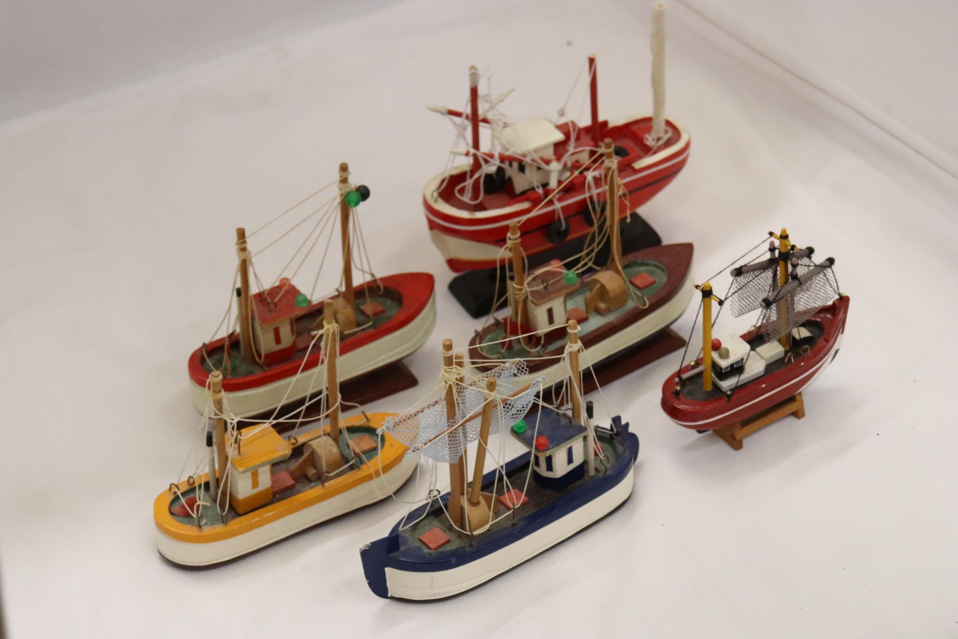 SIX MODELS OF TRAWLER FISHING BOATS - Bild 3 aus 5