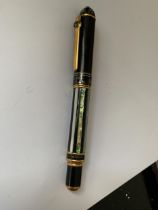 A KING CROWN 0125 FOUNTAIN PEN INLAID WITH SHELL WITH AN 18 CARAT GOLD NIB
