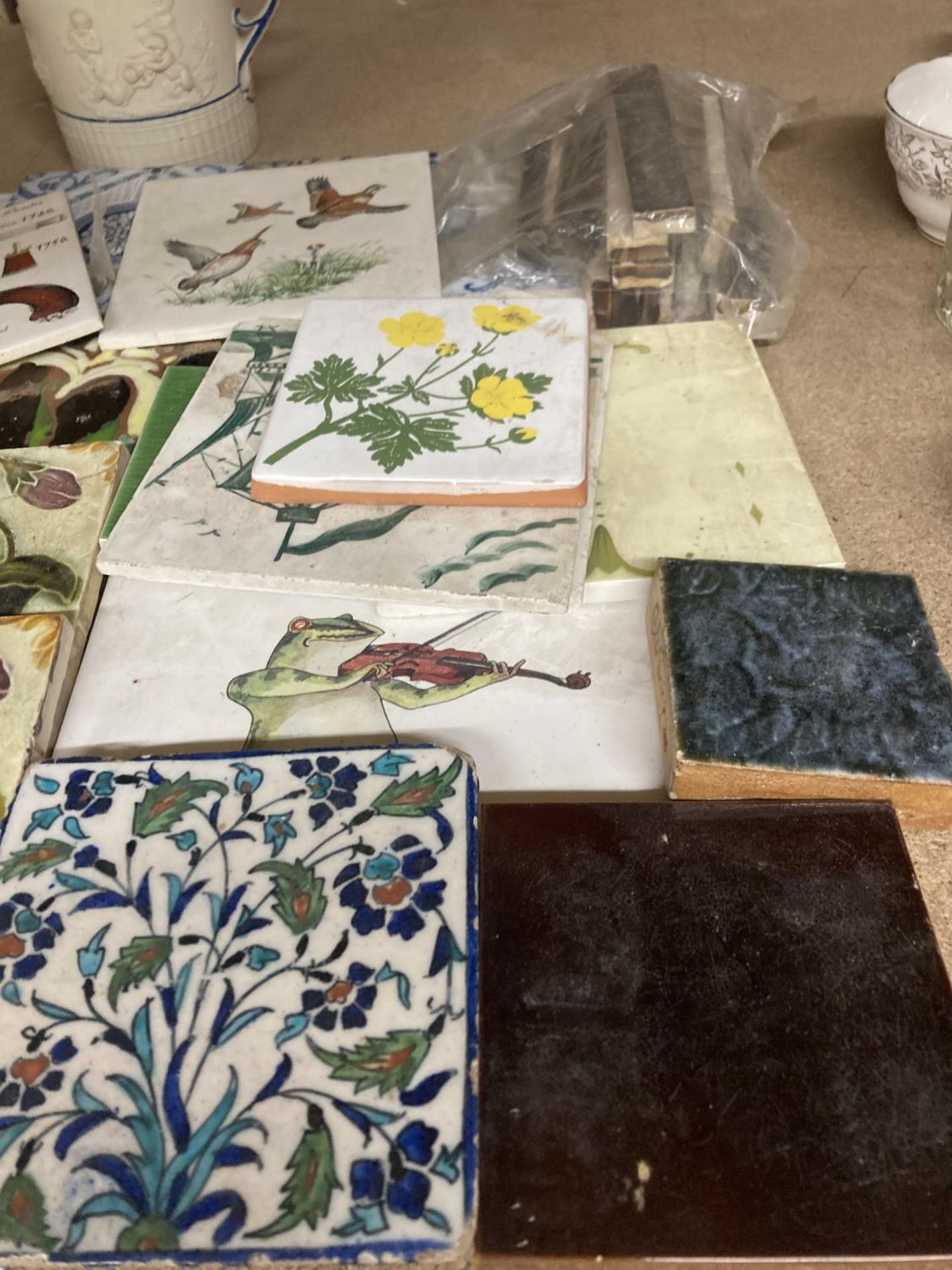 A COLLECTION OF VINTAGE TILES TO INCLUDE FLORAL DECORATED - Image 2 of 4