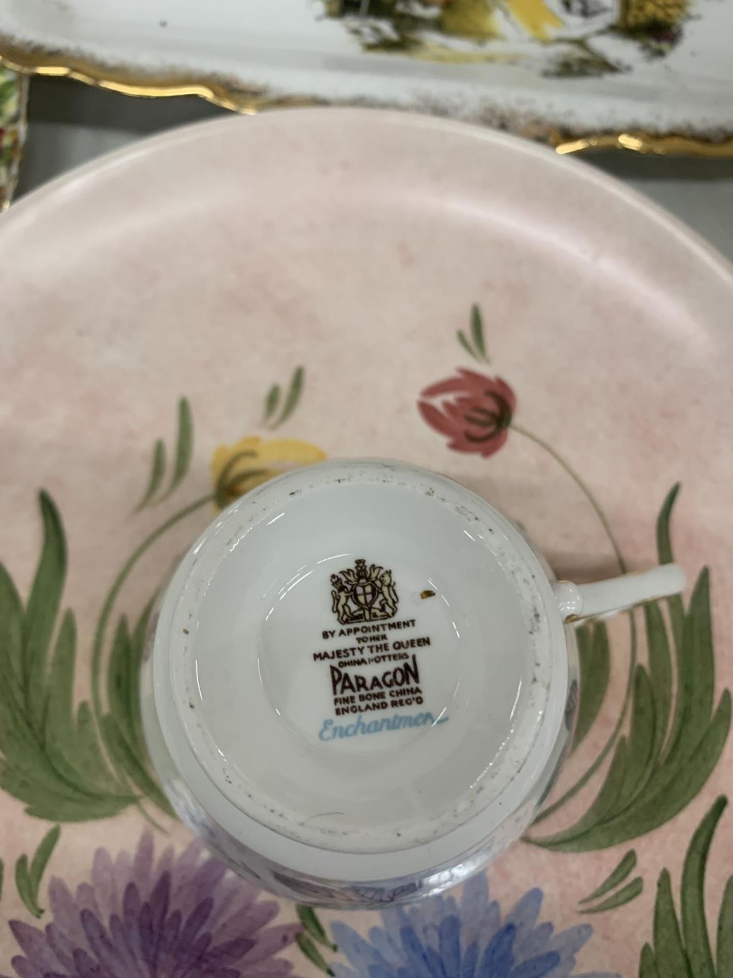 A QUANTITY OF VINTAGE PLATES TO INCLUDE ROYAL ALBERT 'OLD COUNTRY ROSES', PETER RABBIT, A CAKE - Image 6 of 6