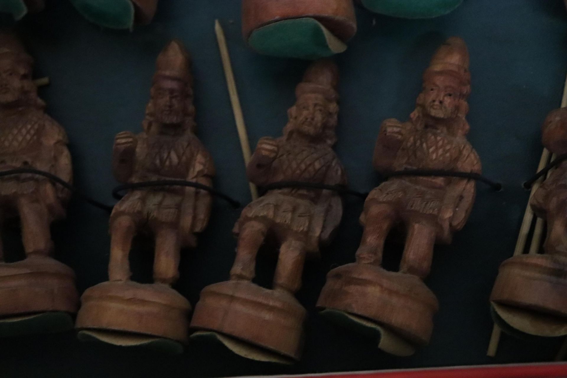 A HAND CARVED WOODEN CHESS SET FROM TAMIL SOUTH INDIA - Image 7 of 10