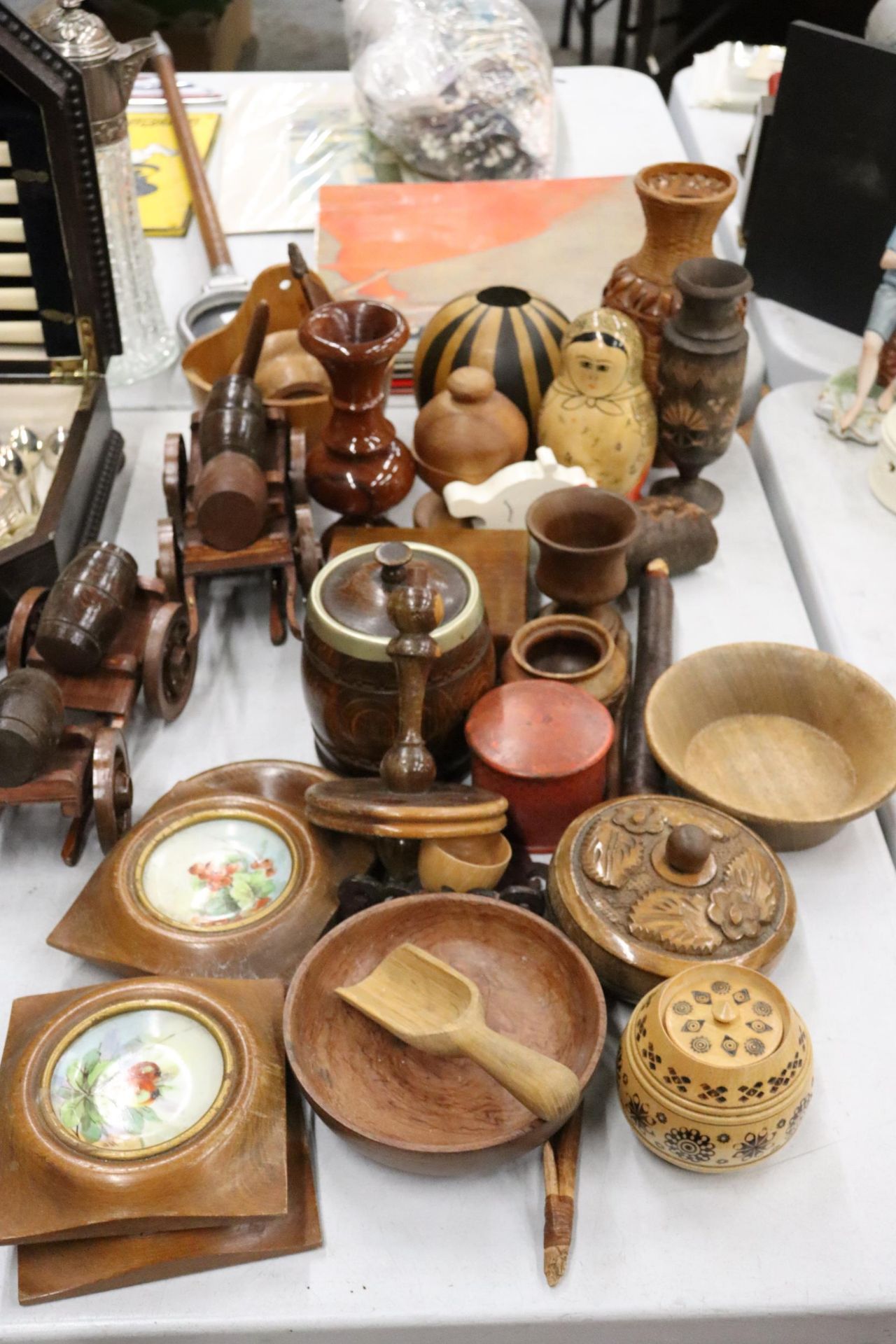 A LARGE QUANTITY OF TREEN ITEMS TO INCLUUDE BOWLS, TRINKET BOXES, FRAMED HANDPAINTED TILES,