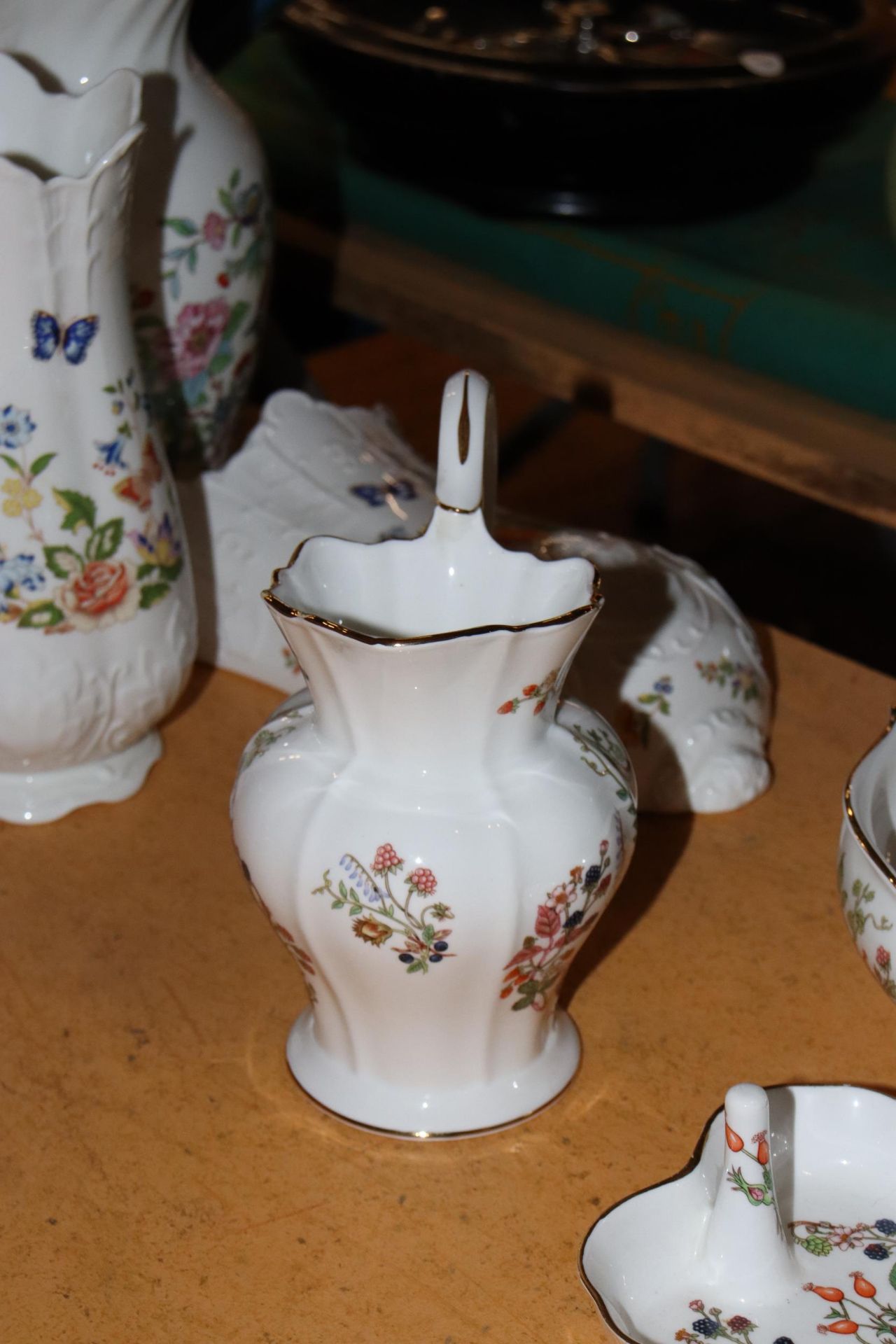 A COLLECTION OF AYNSLEY TO INCLUDE, 'SOMERSET', 'COTTAGE GARDEN' AND 'PEMBROKE', A LAMP BASE, VASES, - Bild 4 aus 7