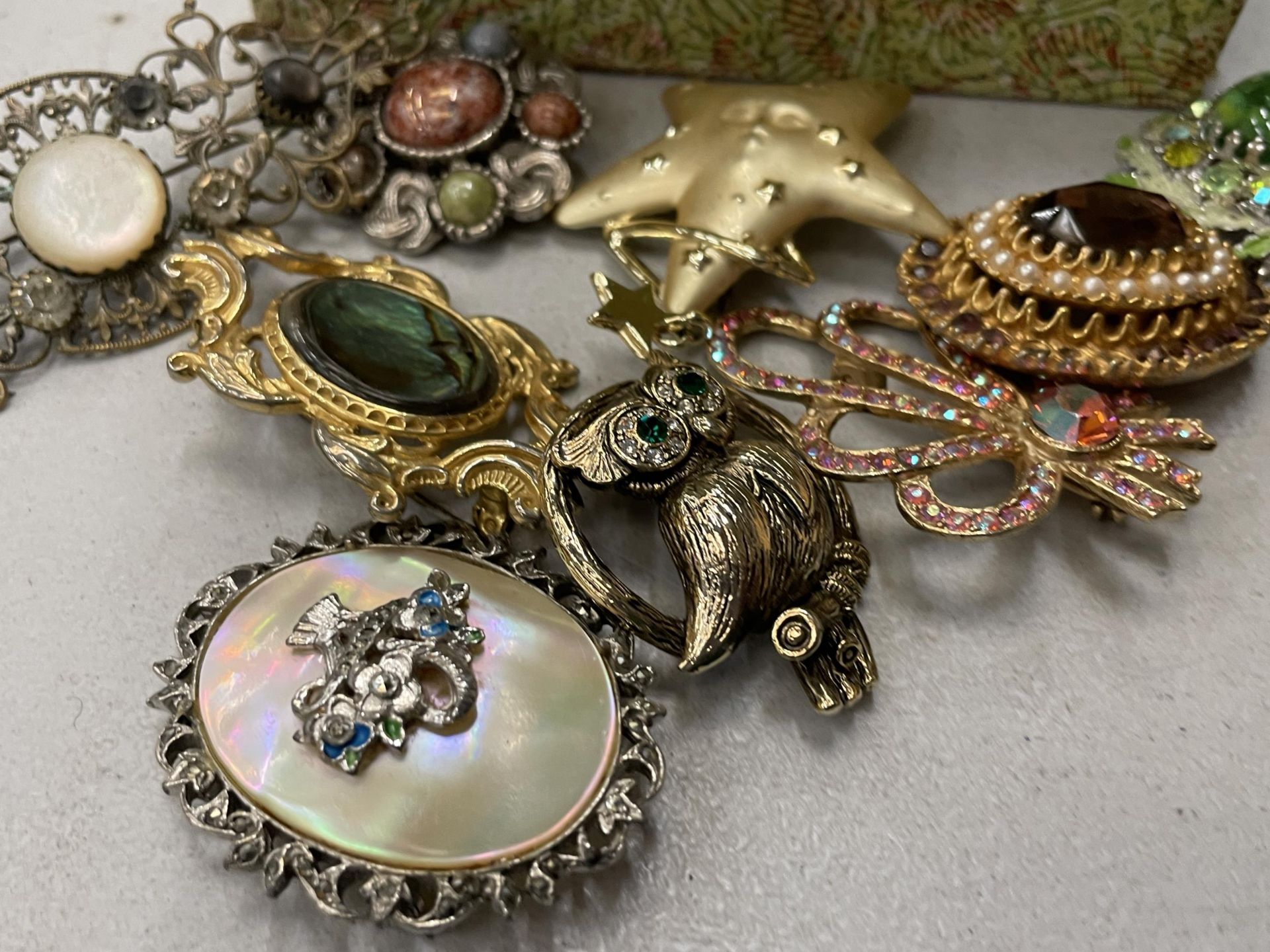 A QUANTITY OF VINTAGE COSTUME JEWELLERY BROOCHES - 16 IN TOTAL - Bild 3 aus 3