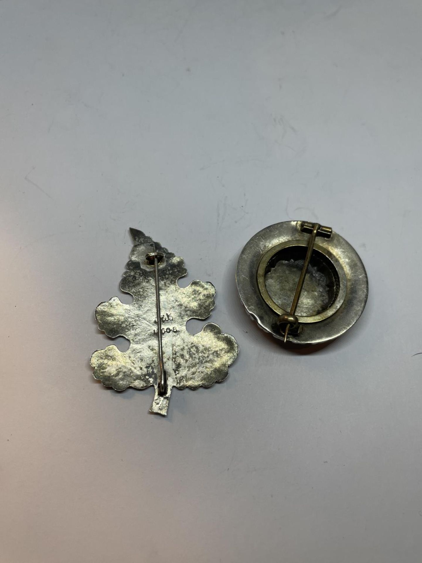TWO SILVER BROOCHES - Image 4 of 4