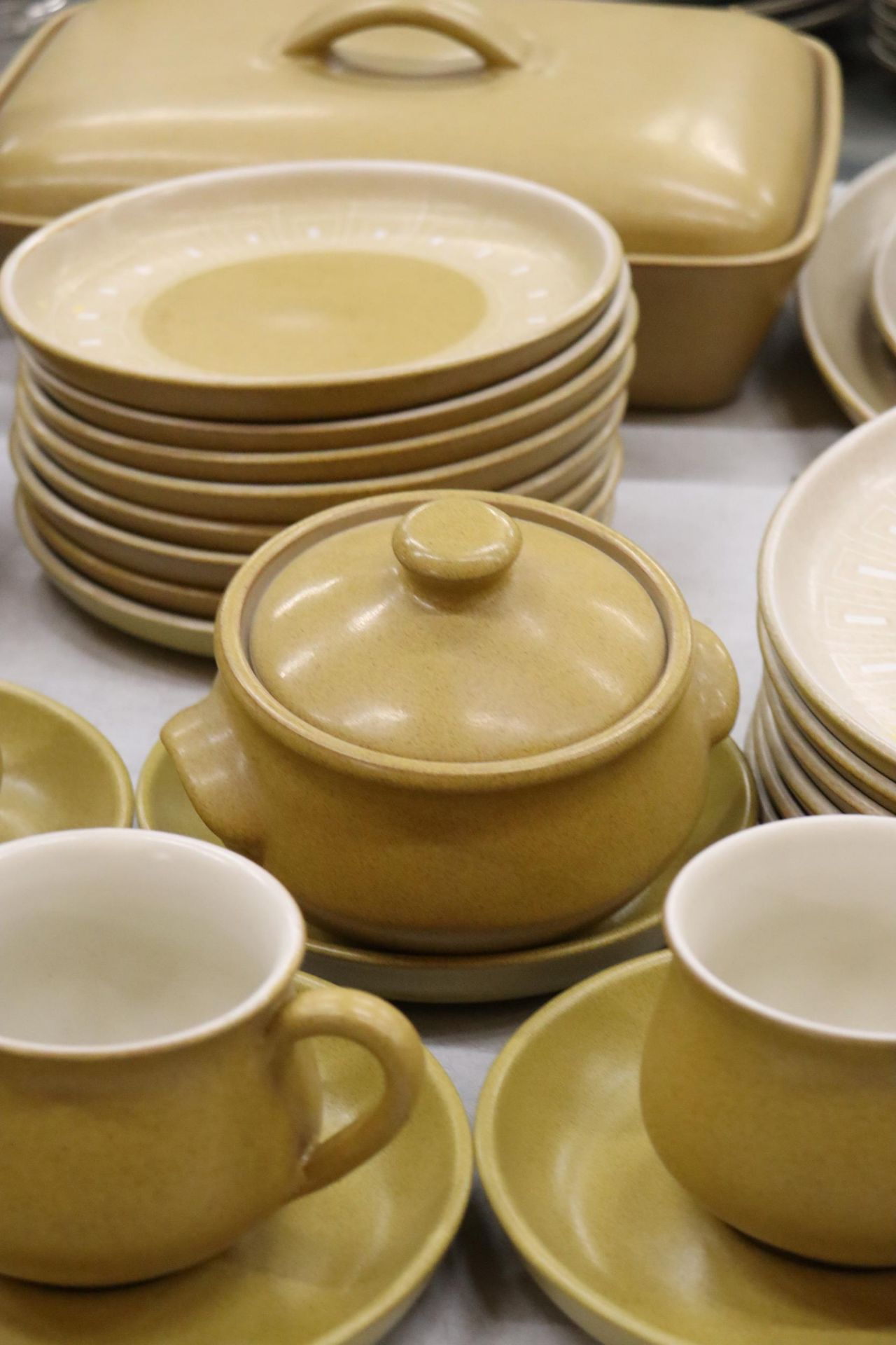 A DENBY MUSTARD COLOURED DINNER SERVICE, TO INCLUDE VARIOUS SIZES OF PLATES, A CASSEROLE DISH, - Image 4 of 9