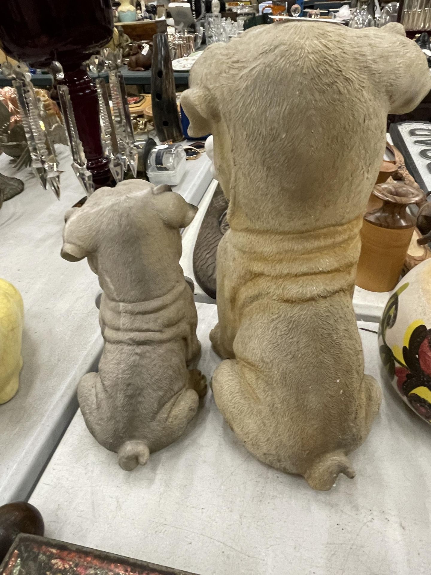 A MUMMY PUG AND PUPPY, 'WELCOME HOME' FIGURES, HEIGHTS 29CM AND 20CM - Image 4 of 4