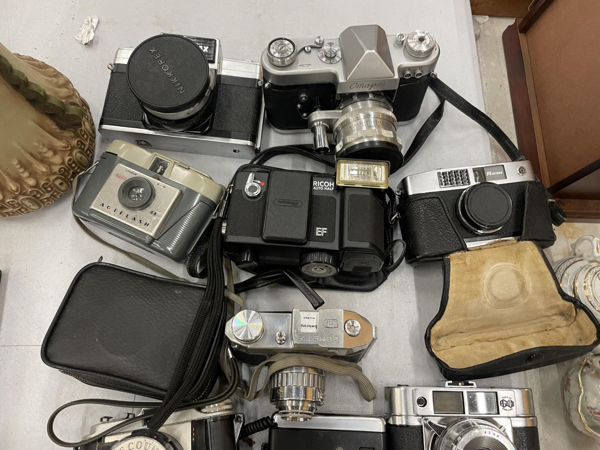 A COLLECTION OF VINTAGE CAMERAS TO INCLUDE NIKKOREX, RICOH, KONICA, COMET, VIVITAR, OLYMPUS, ETC - - Image 4 of 4