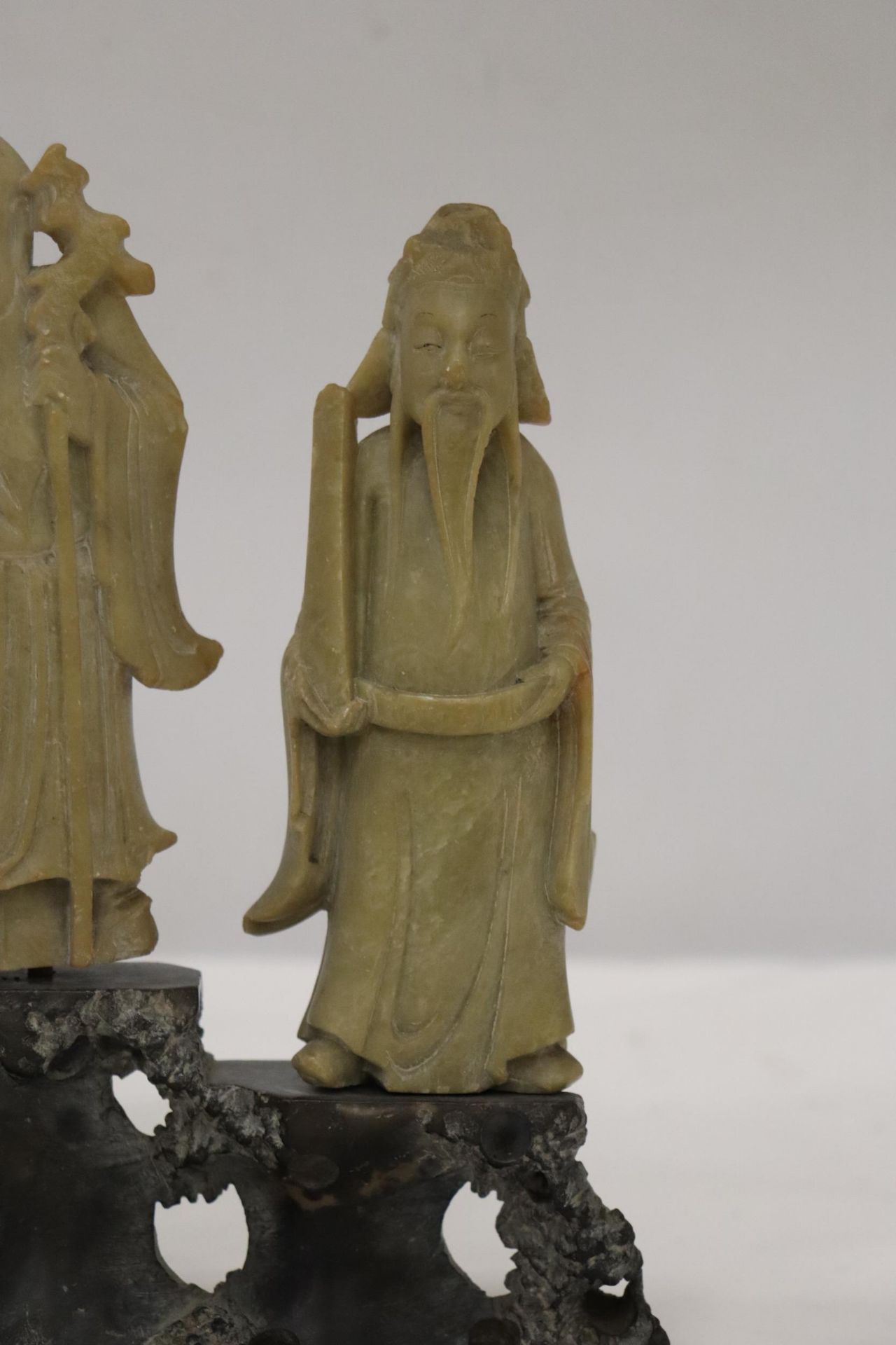 AN ORIENTAL CARVING OF THREE ELDERS ON A PLINTH, HEIGHT 21CM, WIDTH 22CM - Image 5 of 8