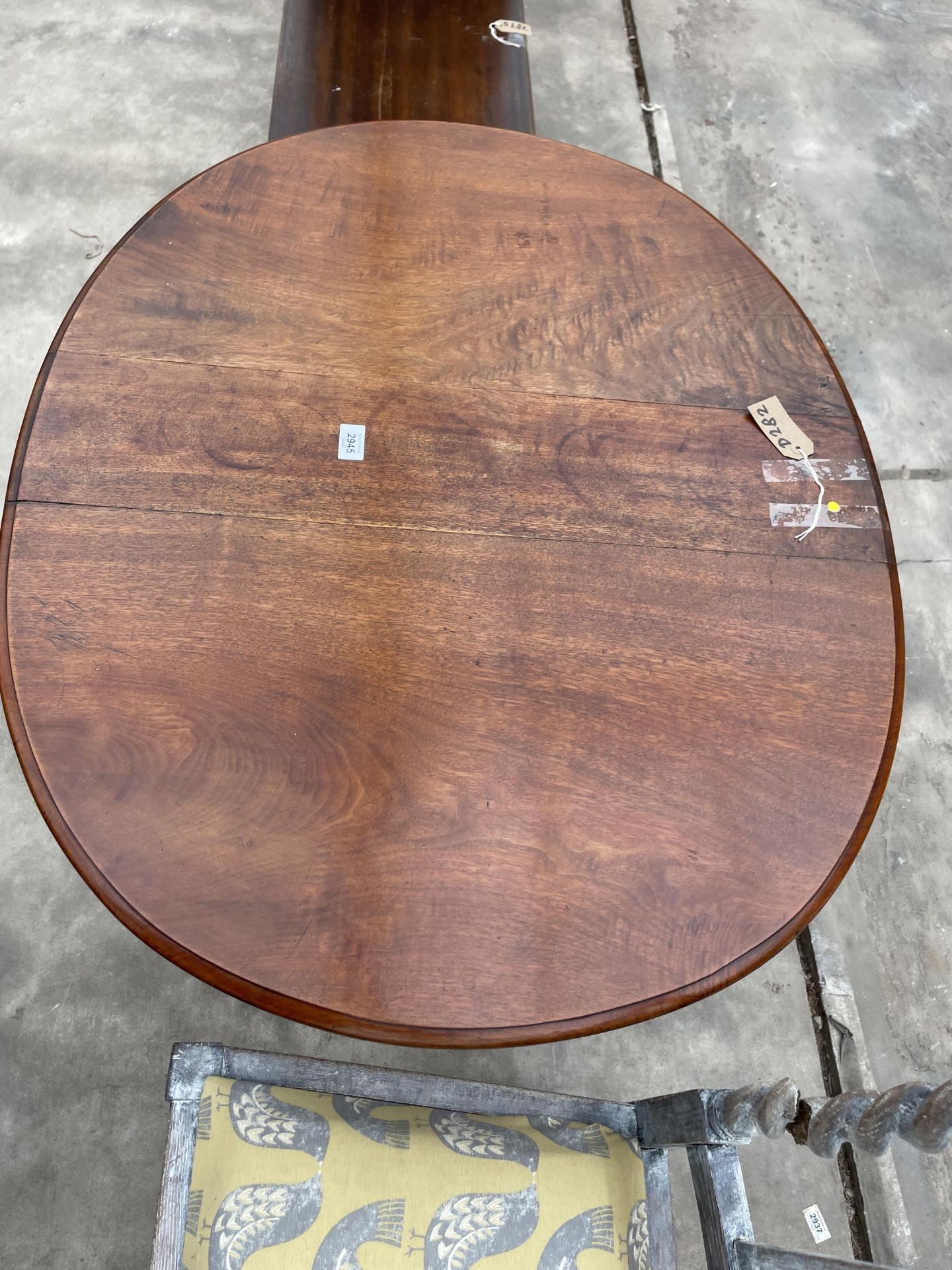 A VICTORIAN MAHOGANY OVAL SUTHERLAND TABLE 37" X 30" OPENED - Image 3 of 3