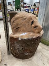 A HEDGEHOG CHAINSAW CARVING (H:35CM)