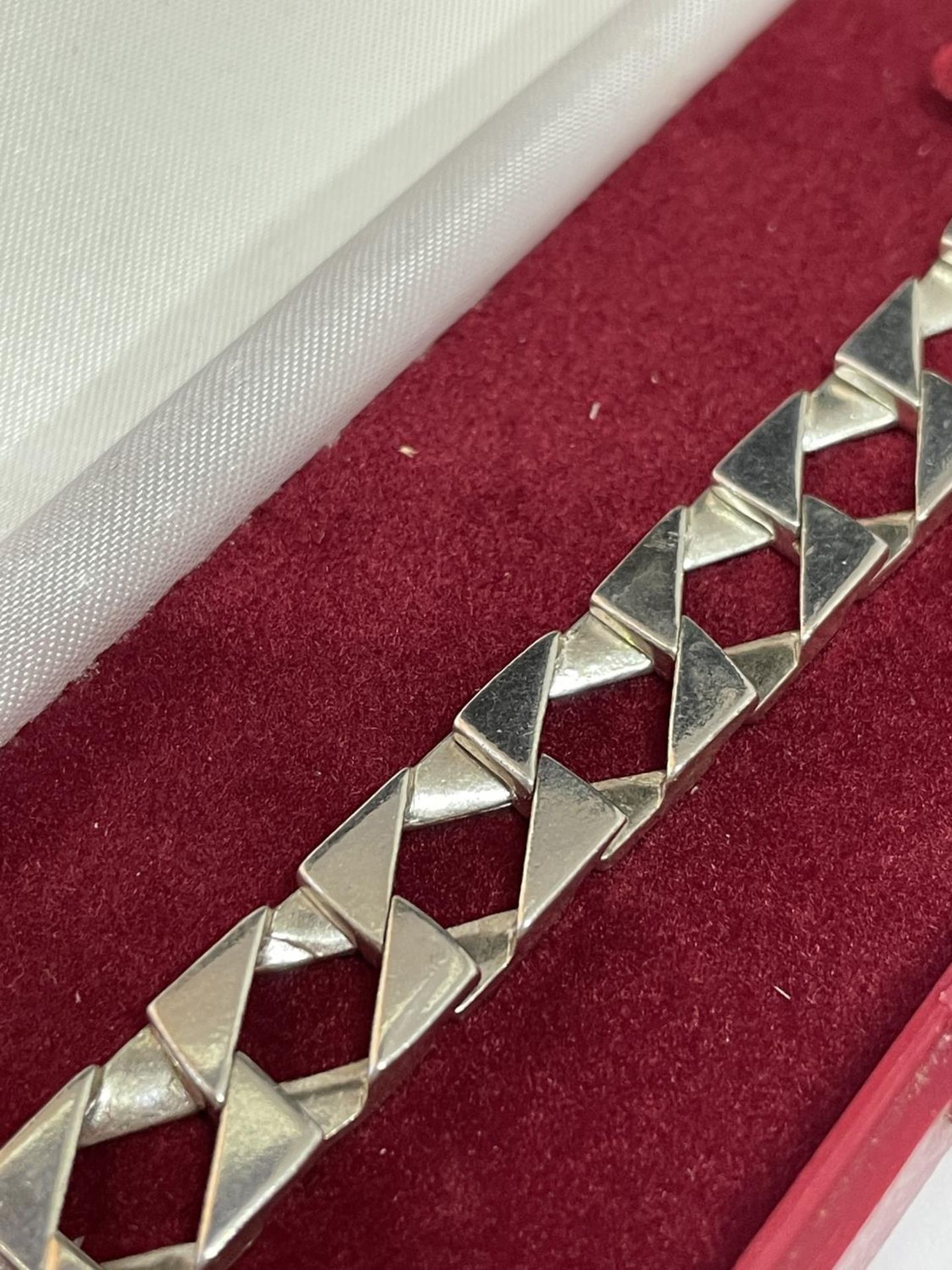 A HEAVY SILVER LINK BRACELET IN A PRESENTATION BOX - Bild 3 aus 3