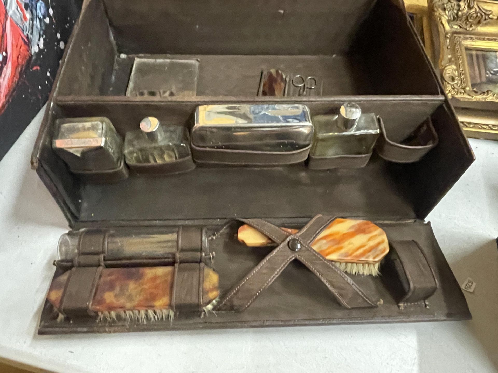 A GENTLEMAN'S TRAVEL CASE WITH CONTENTS TO INCLUDE BOTTLES AND BRUSHES WITH INDISTINCT LABEL TO LID - Bild 3 aus 5