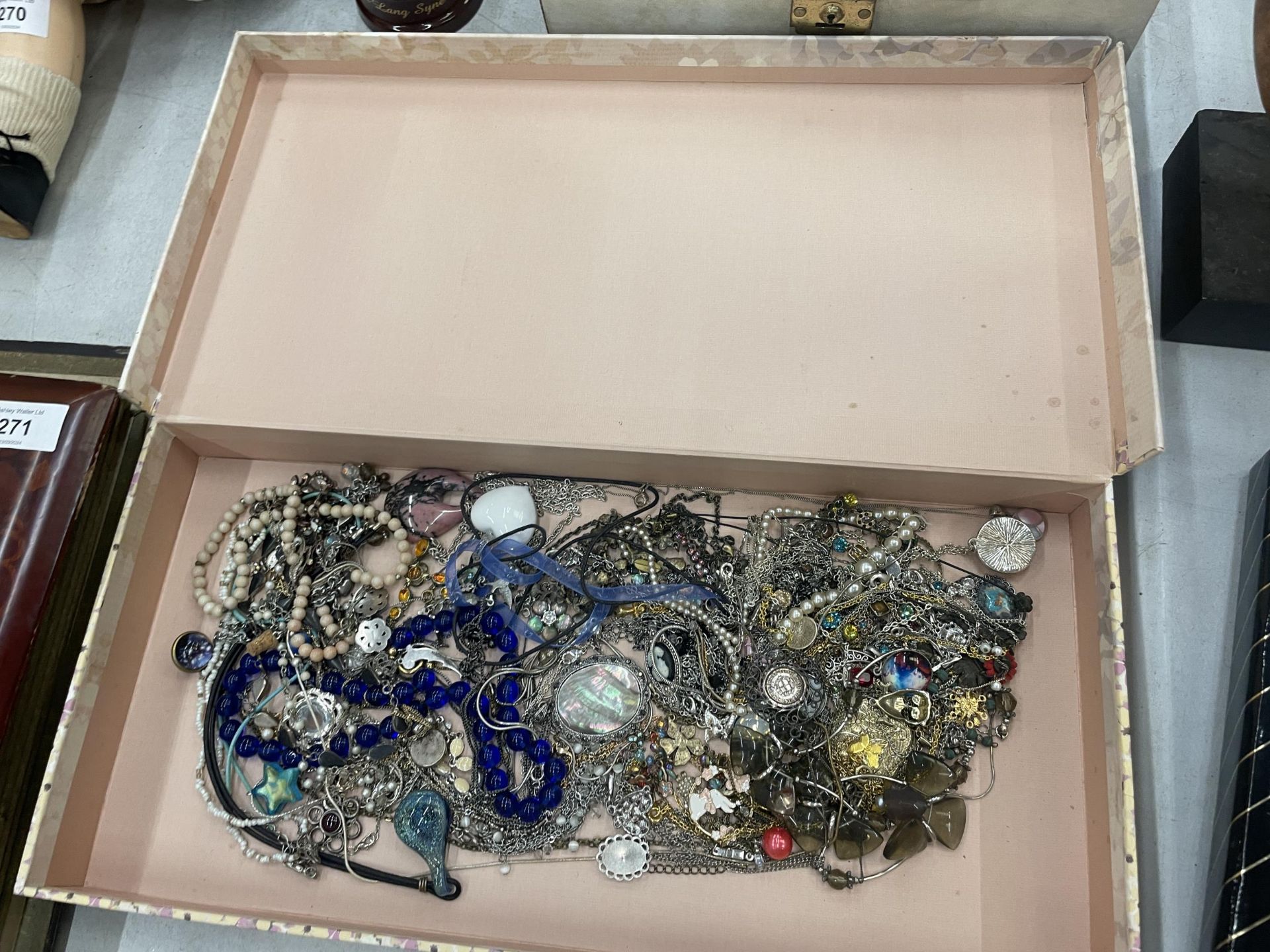 A LARGE COLLECTION OF VINTAGE COSTUME JEWELLERY NECKLACES TO INCLUDE SOME SILVER