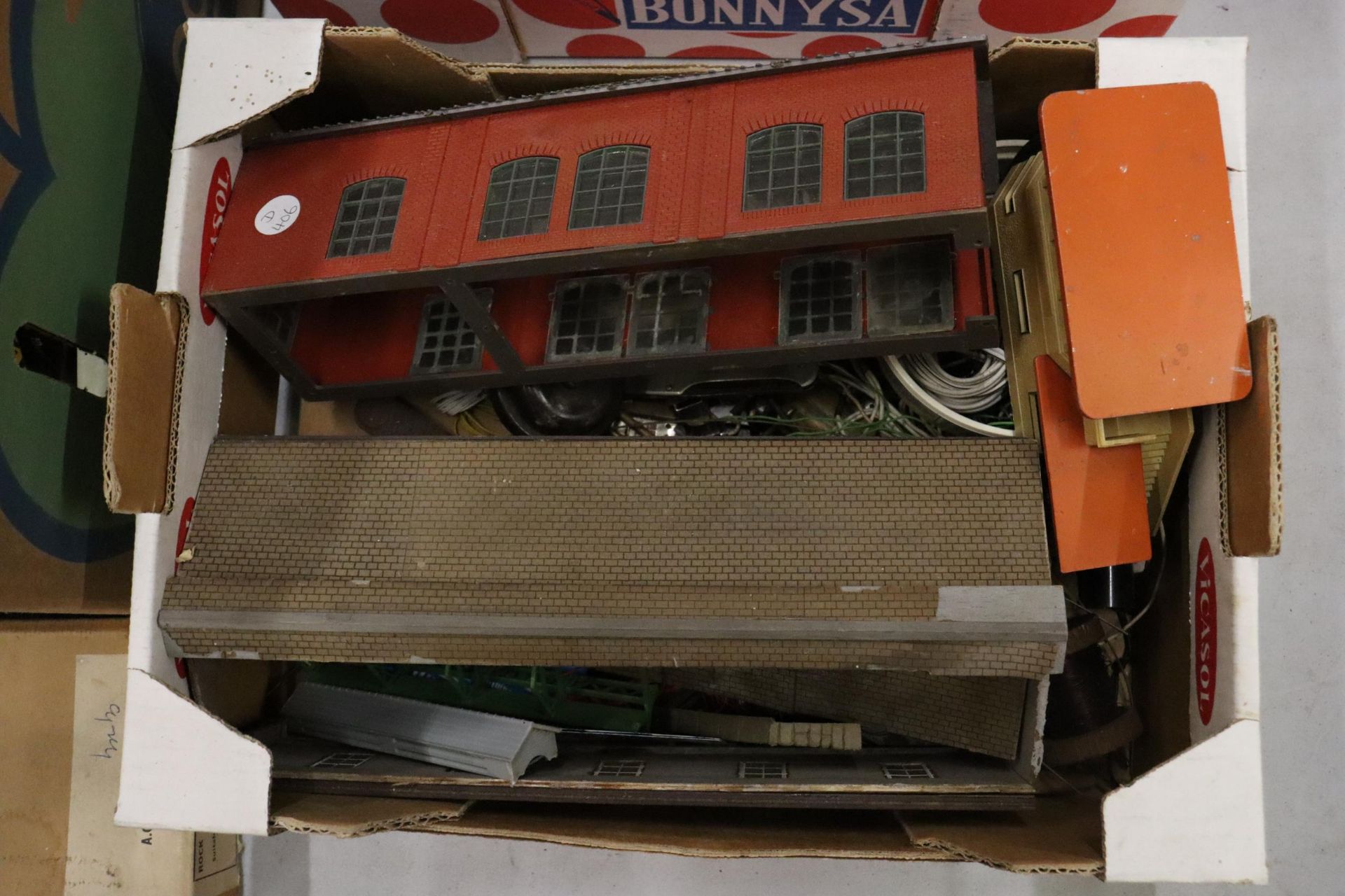 A LARGE QUANTITY OF MODEL RAILWAY ITEMS TO INCLUDE, BUILDINGS, TRAINS, KITS, NUTS AND BOLTS, - Image 3 of 8