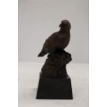 A HEREDITIES MODEL OF AN EAGLE ON A PLINTH, HEIGHT 19CM
