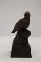 A HEREDITIES MODEL OF AN EAGLE ON A PLINTH, HEIGHT 19CM