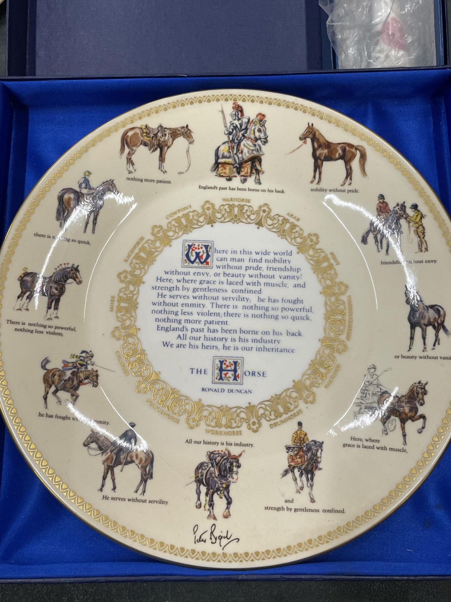 TWO BOXED CABINET PLATES TO INCLUDE AYNSLEY, 'THE HORSE, ROYAL WORCESTER, 'ROYAL GARDEN' CAKE - Image 2 of 4