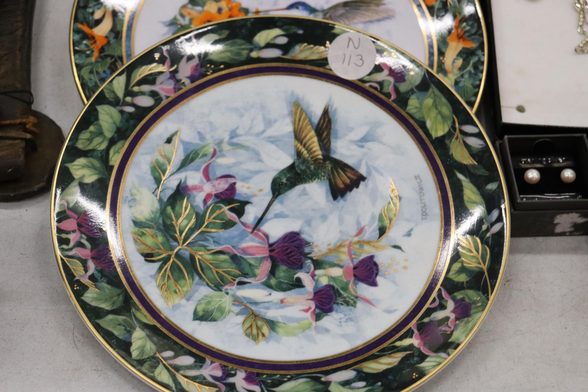 A SET OF SIX, FRANKLIN MINT, HUMMINGBIRD LIMITED EDITION CABINET PLATES, MOST WITH C. O. A'S - Image 7 of 9