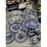 A COLLECTION OF BLUE AND WHITE CERAMICS TO INCLUDE SPODE ITALIAN AND BLUE ROOM, WILLOW PATTERN