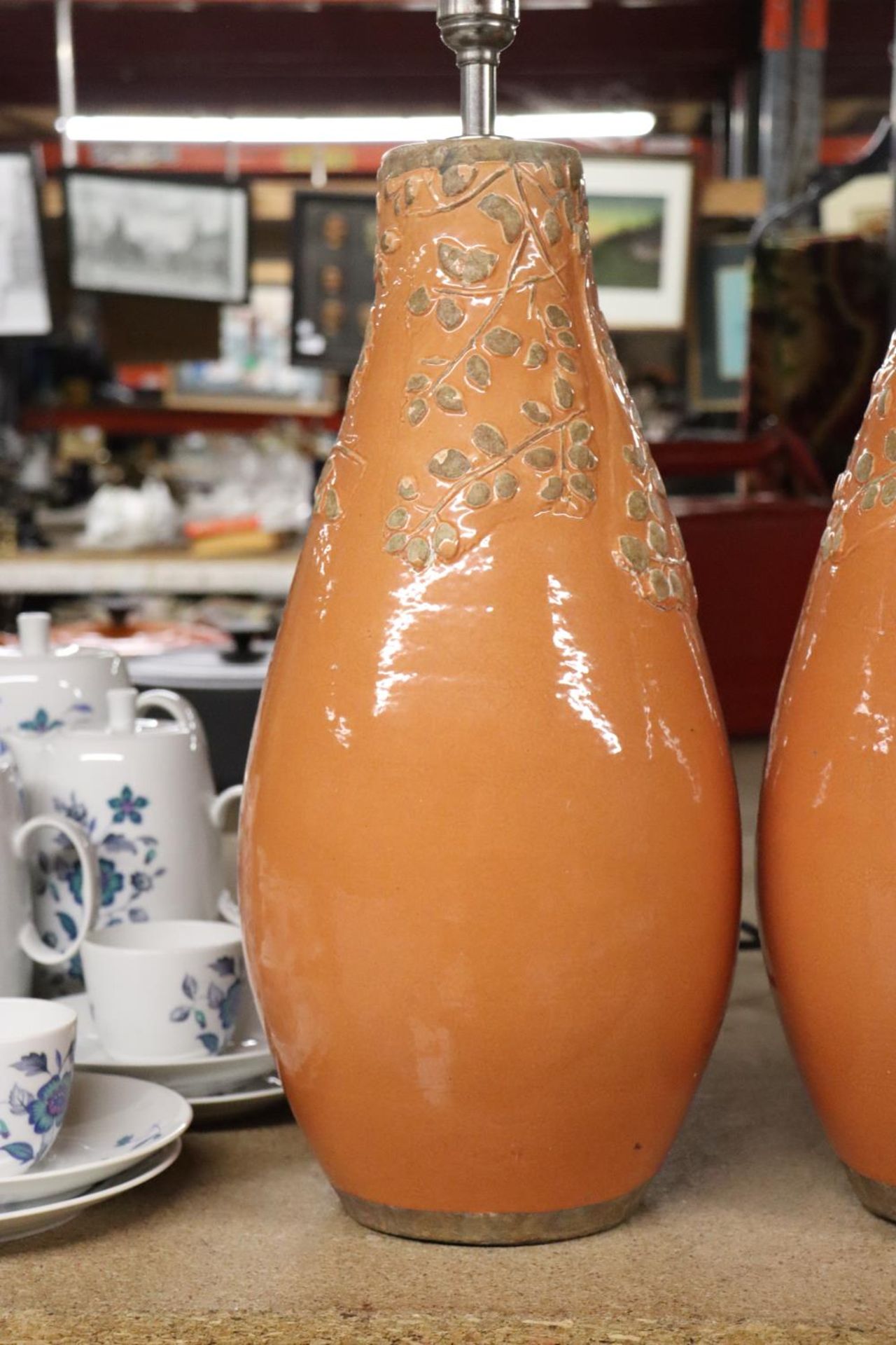 A LARGE PAIR OF STUDIO POTTERY LAMP BASES IN ORANGE WITH EMBOSSED LEAF DESIGN, HEIGHT APPROX 40CM - Bild 2 aus 4