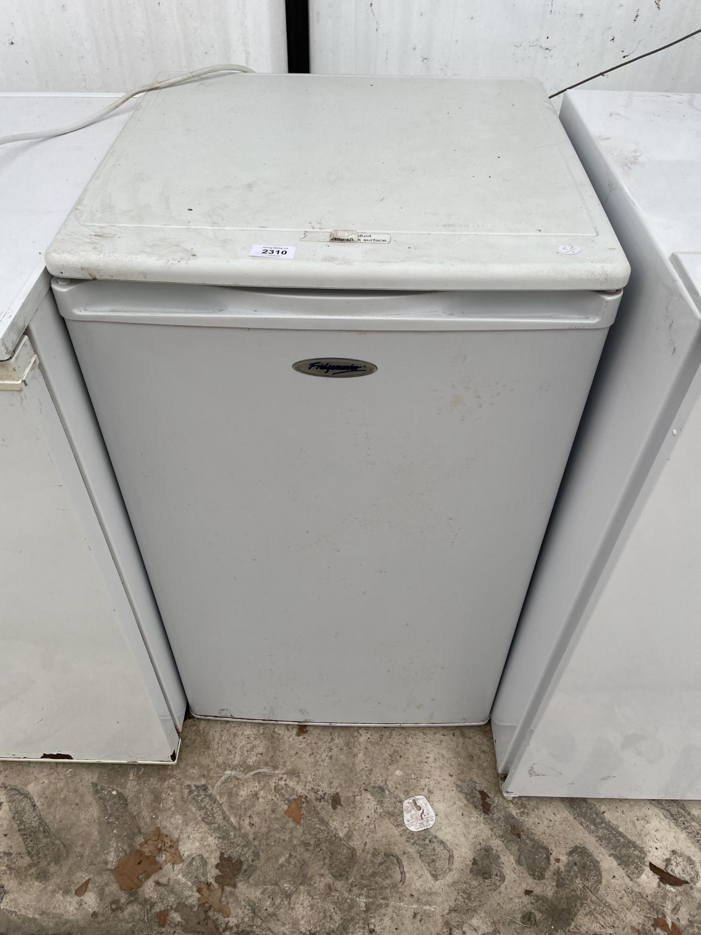 A WHITE FRIDGEMASTER UNDERCOUNTER FRIDGE