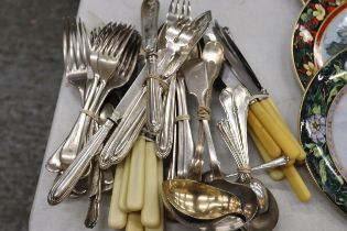 A QUANTITY OF VINTAGE FLATWARE TO INCLUDE TWO SMALL LADELS