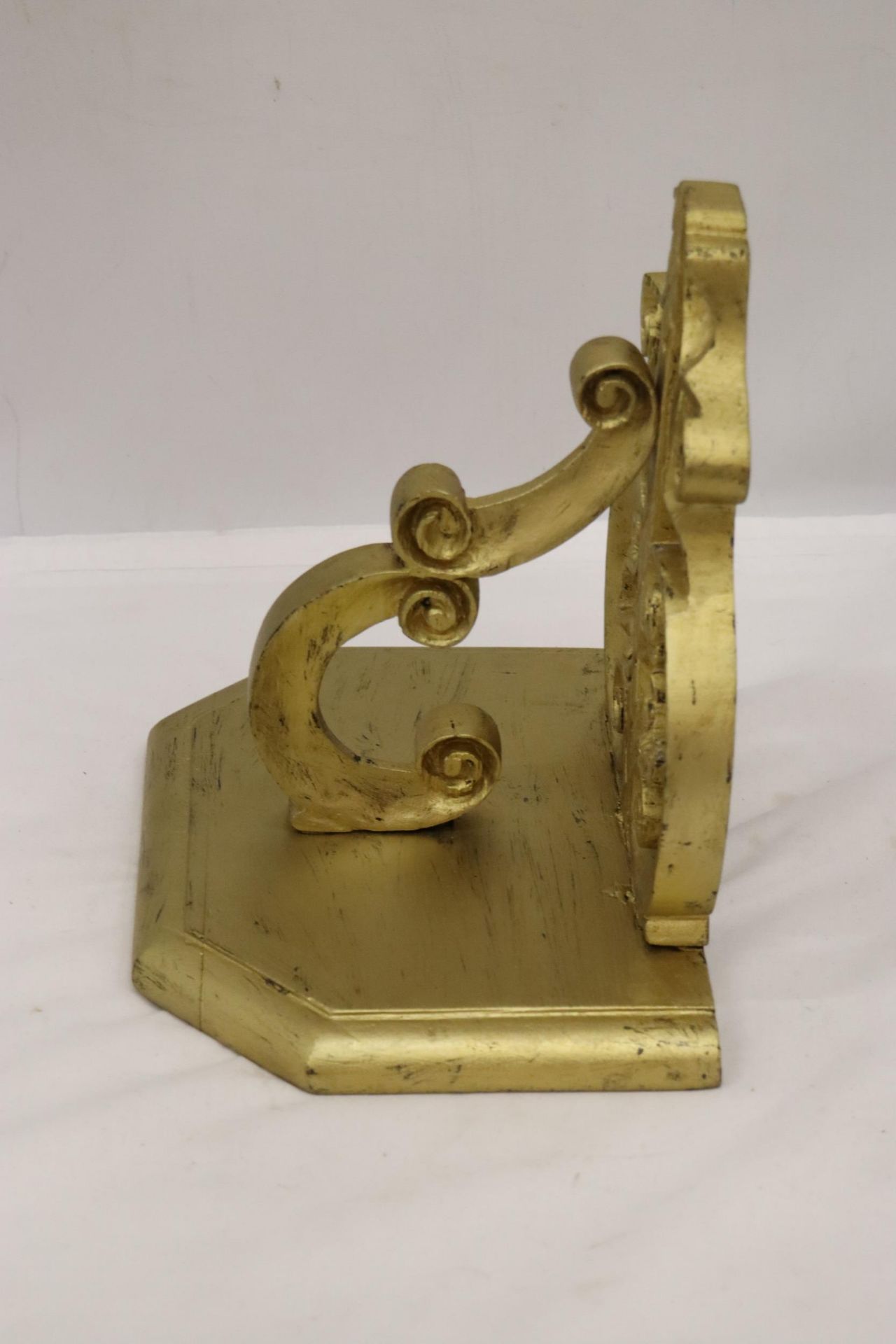 A GILDED OAK WALL BRACKET - Image 4 of 5