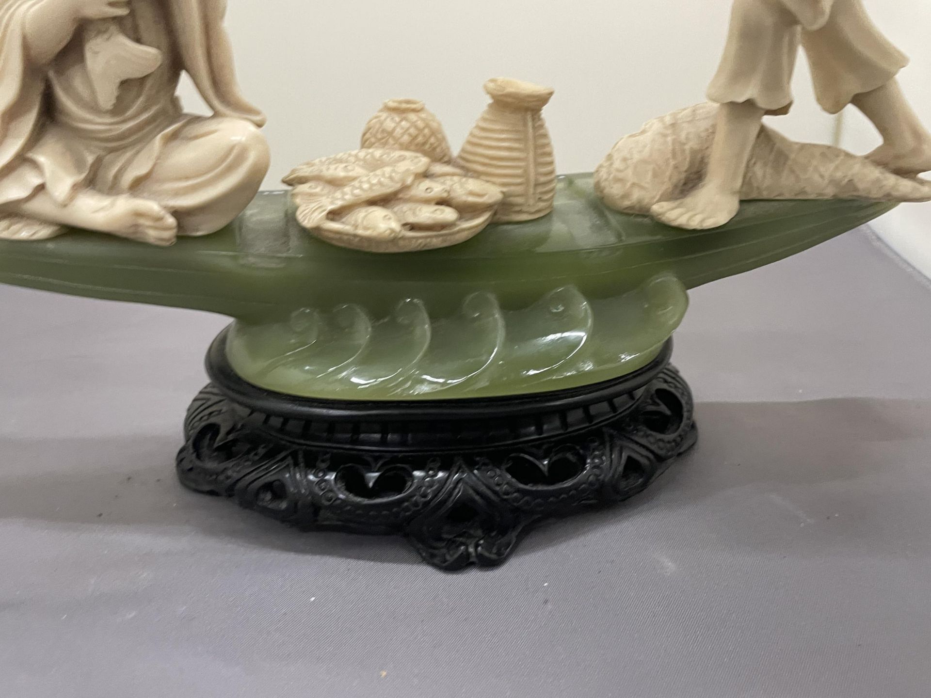 AN ORIENTAL CARVING OF FISHERMEN ON A POSSIBLY JADE BOAT, HEIGHT 20CM, WIDTH 27CM - Image 4 of 4