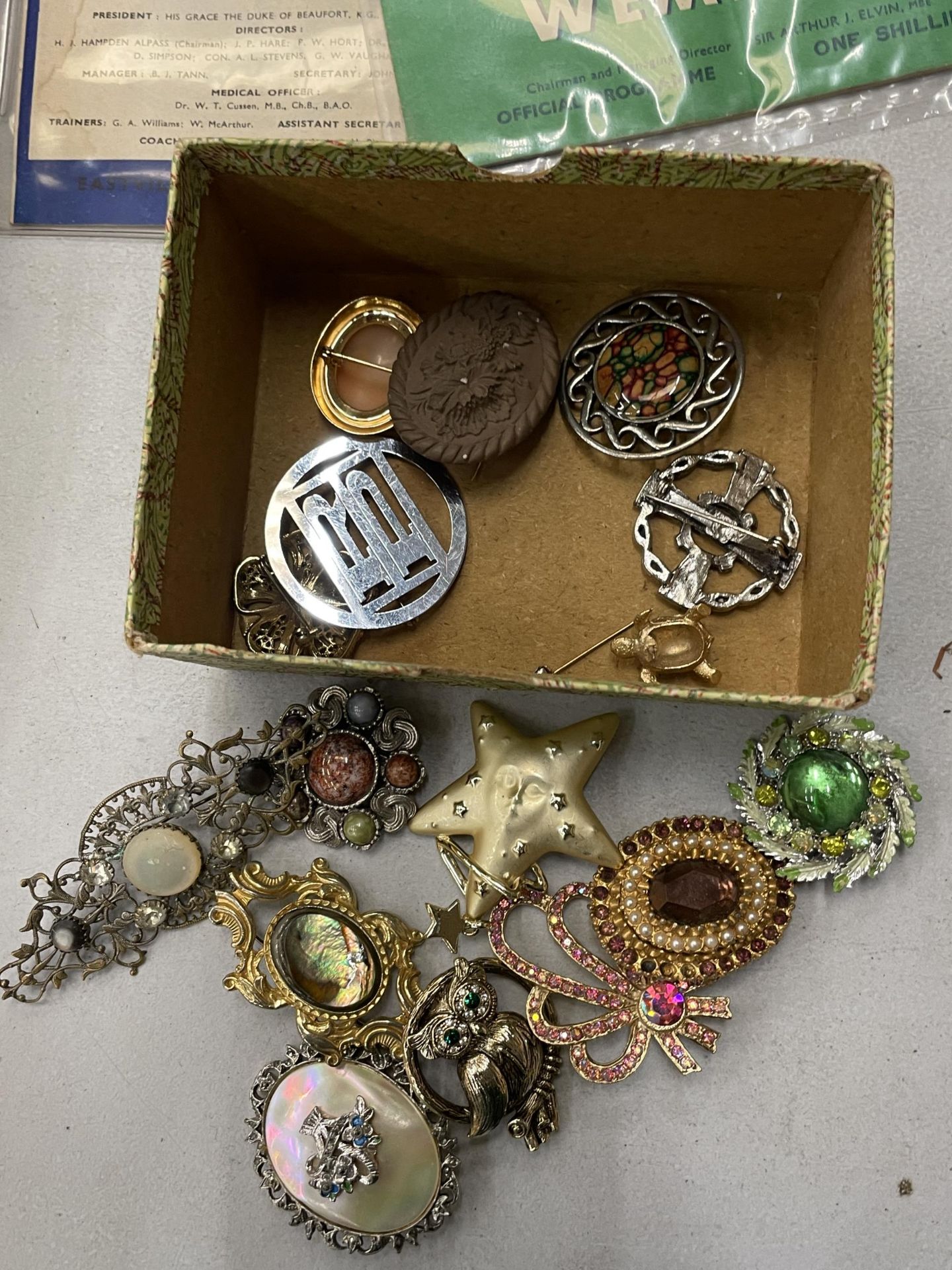 A QUANTITY OF VINTAGE COSTUME JEWELLERY BROOCHES - 16 IN TOTAL
