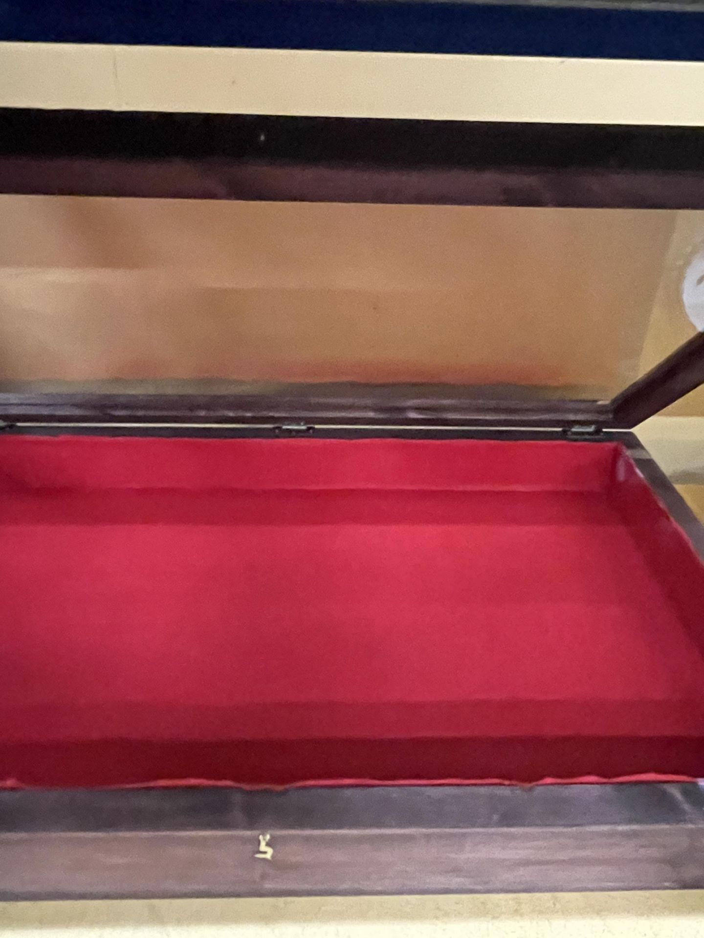 A LARGE COUNTER TOP GLASS DISPLAY CABINET - Image 3 of 3