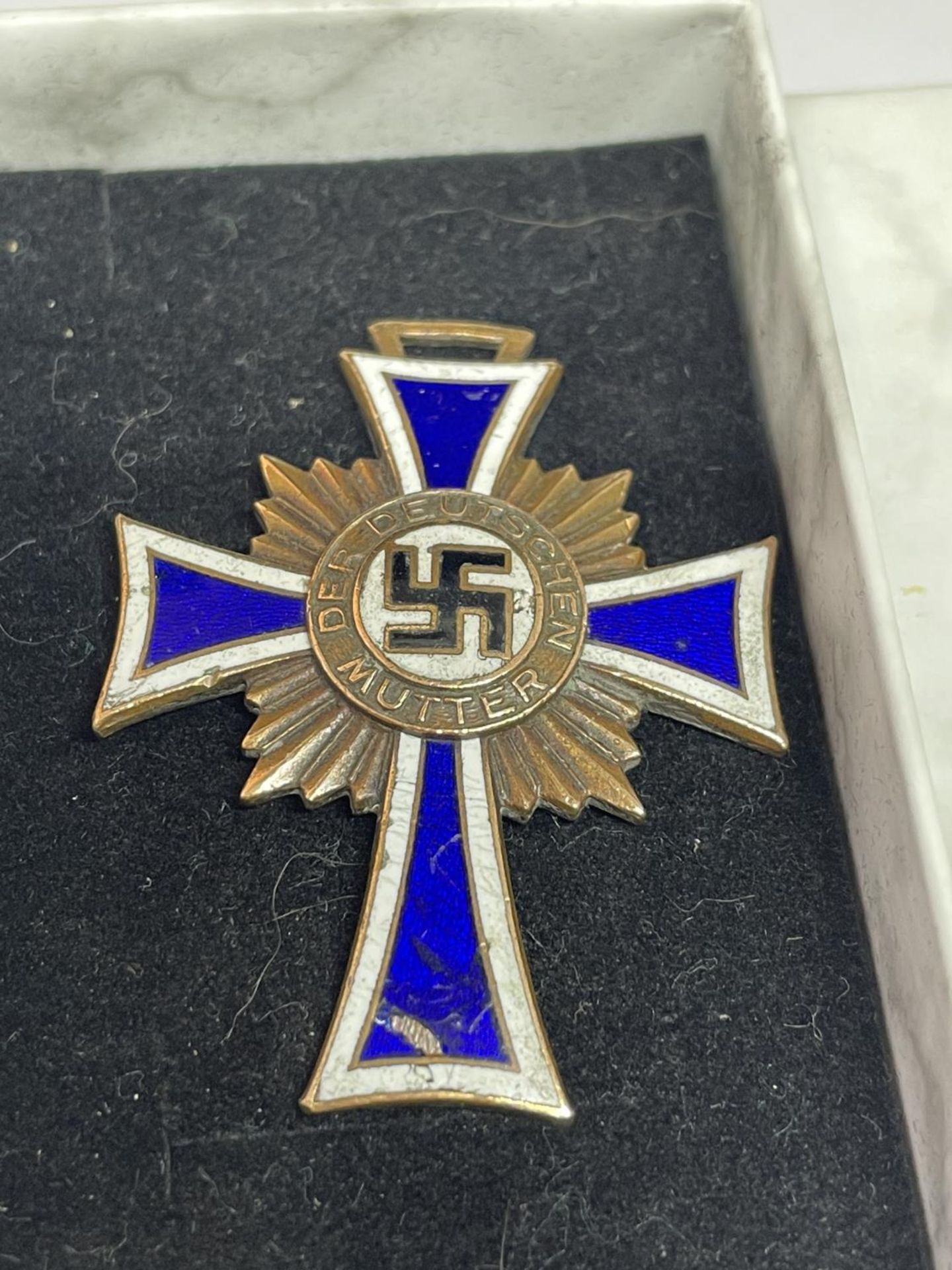 A GERMAN CROSS ENGRAVED IN A PRESENTATION BOX - Image 2 of 3