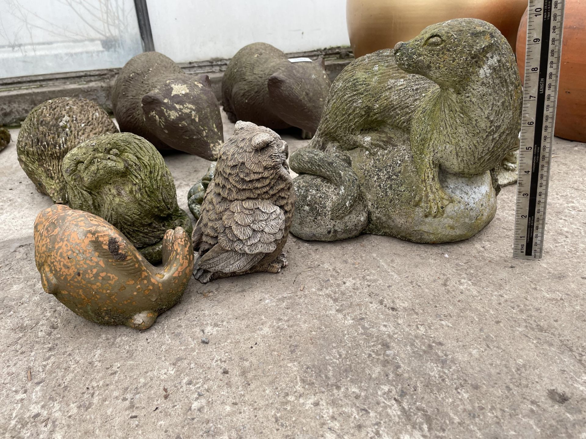 AN ASSORTMENT OF CONCRETE GARDEN FIGURES TO INCLUDE TWO BADGERS AND A HEDGEHOG ETC - Image 3 of 4