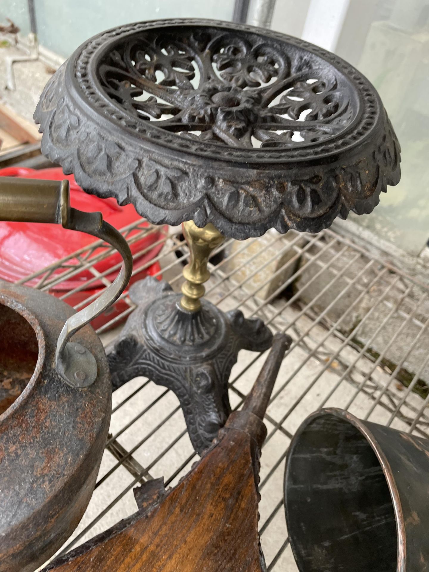 AN ASSORTMENT OF VINTAGE ITEMS TO INCLUDE A TRIVET STAND, BELLOWS AND A CAST IRON KETTLE ETC - Image 3 of 3