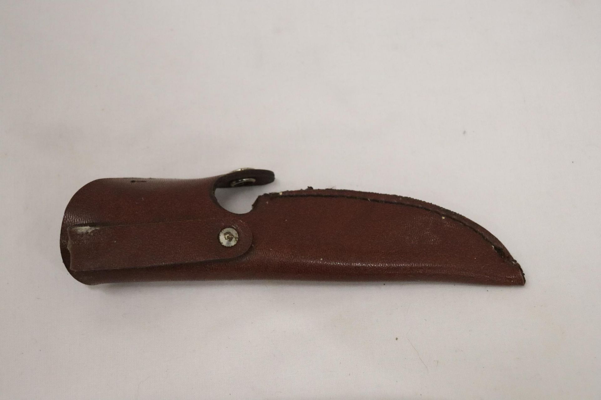 A HUNTING KNIFE IN A LEATHER SHEATH - Image 5 of 5