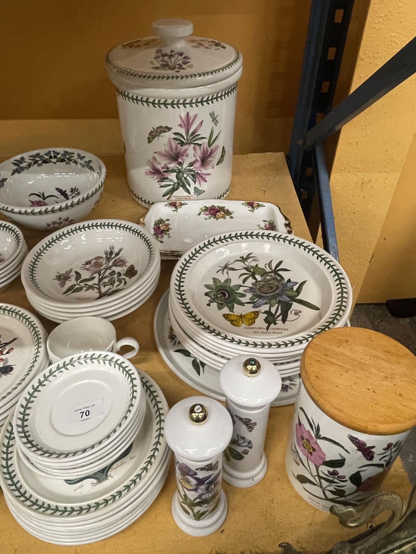 A VERY LARGE QUANTITY OF PORTMEIRION POTTERY TO INCLUDE LIDDED BREAD BIN, BOWLS, PLATES, DISHES, - Image 5 of 5