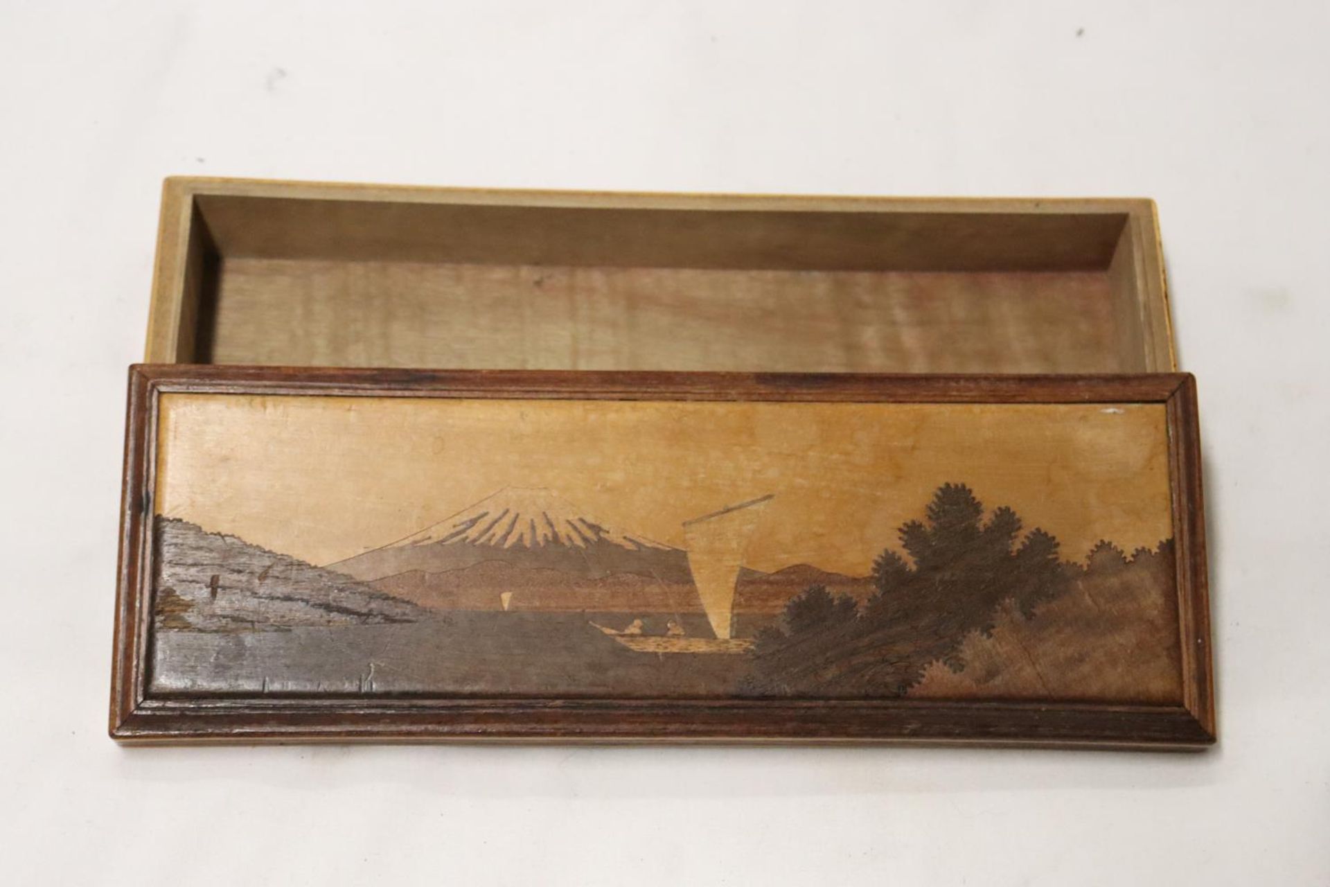 TWO VINTAGE BOXES TO INCLUDE ONE WITH A MARQUETRY IMAGE OF MOUNT FUJI - Image 3 of 4