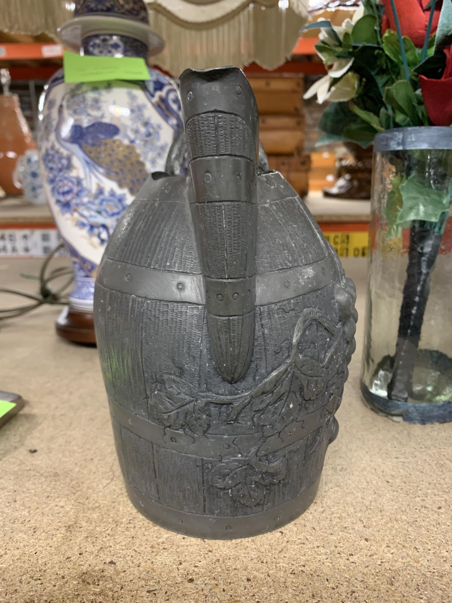 A VINTAGE PEWTER WINE JUG IN THE FORM OF A BARREL WITH GRAPE AND VINE DECORATION, HEIGHT 19CM - Image 4 of 5