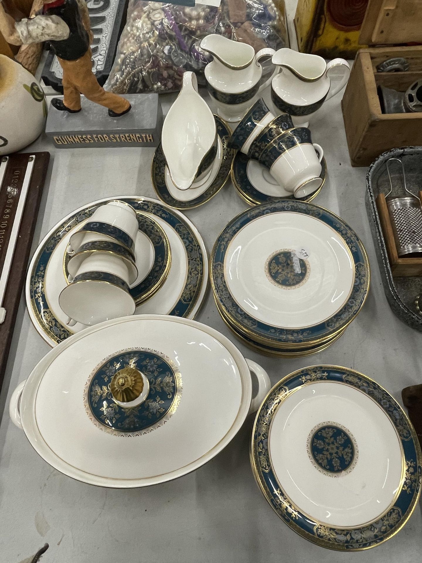 A QUANTITY OF ROYAL DOULTON 'CARLYLE' DINNERWARE TO INCLUDE A SERVING TUREEN, SAUCE BOAT AND SAUCER,