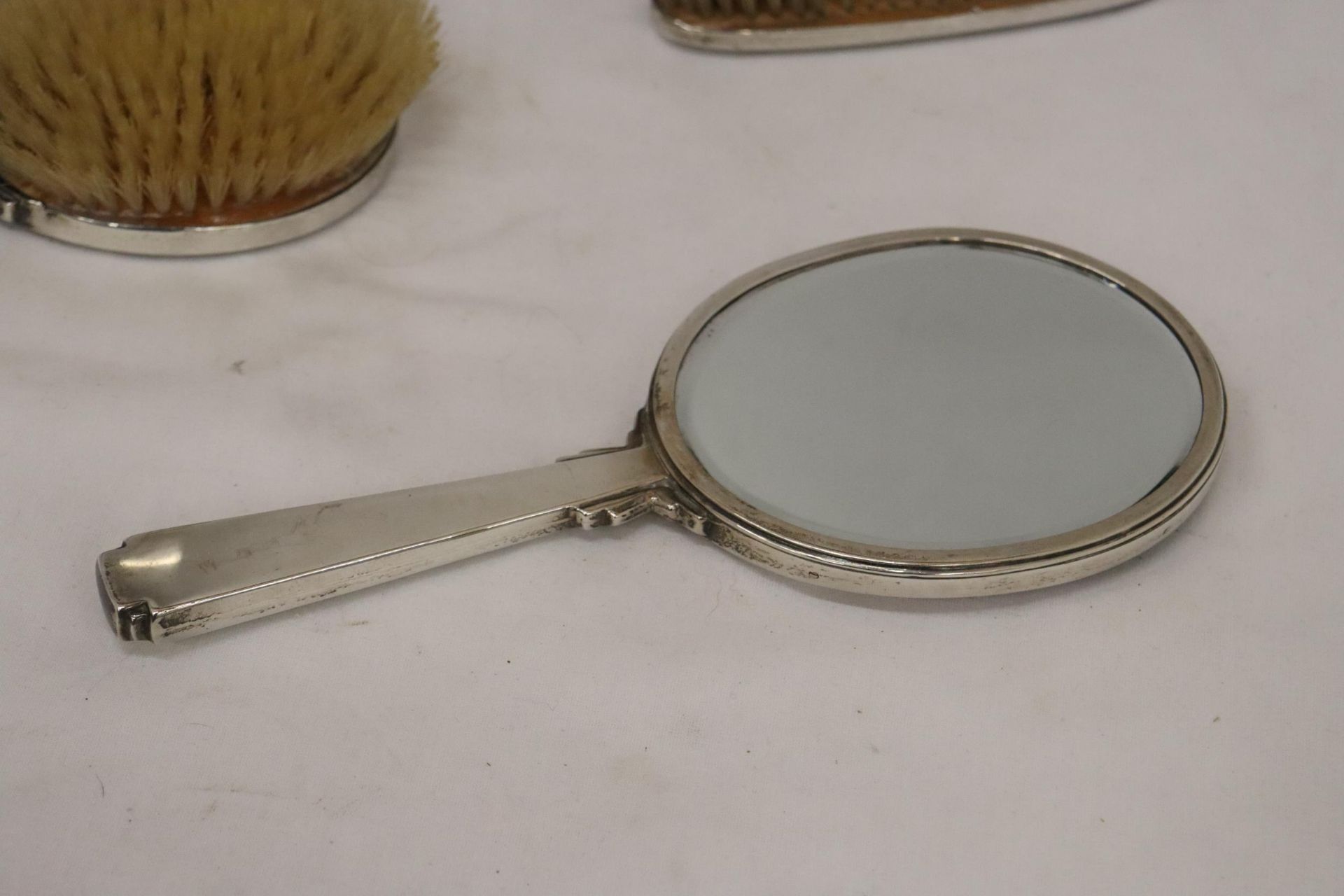 AN ENAMEL AND HALLMARKED LONDON SILVER TWO BRUSH AND MIRROR SET - Image 7 of 8