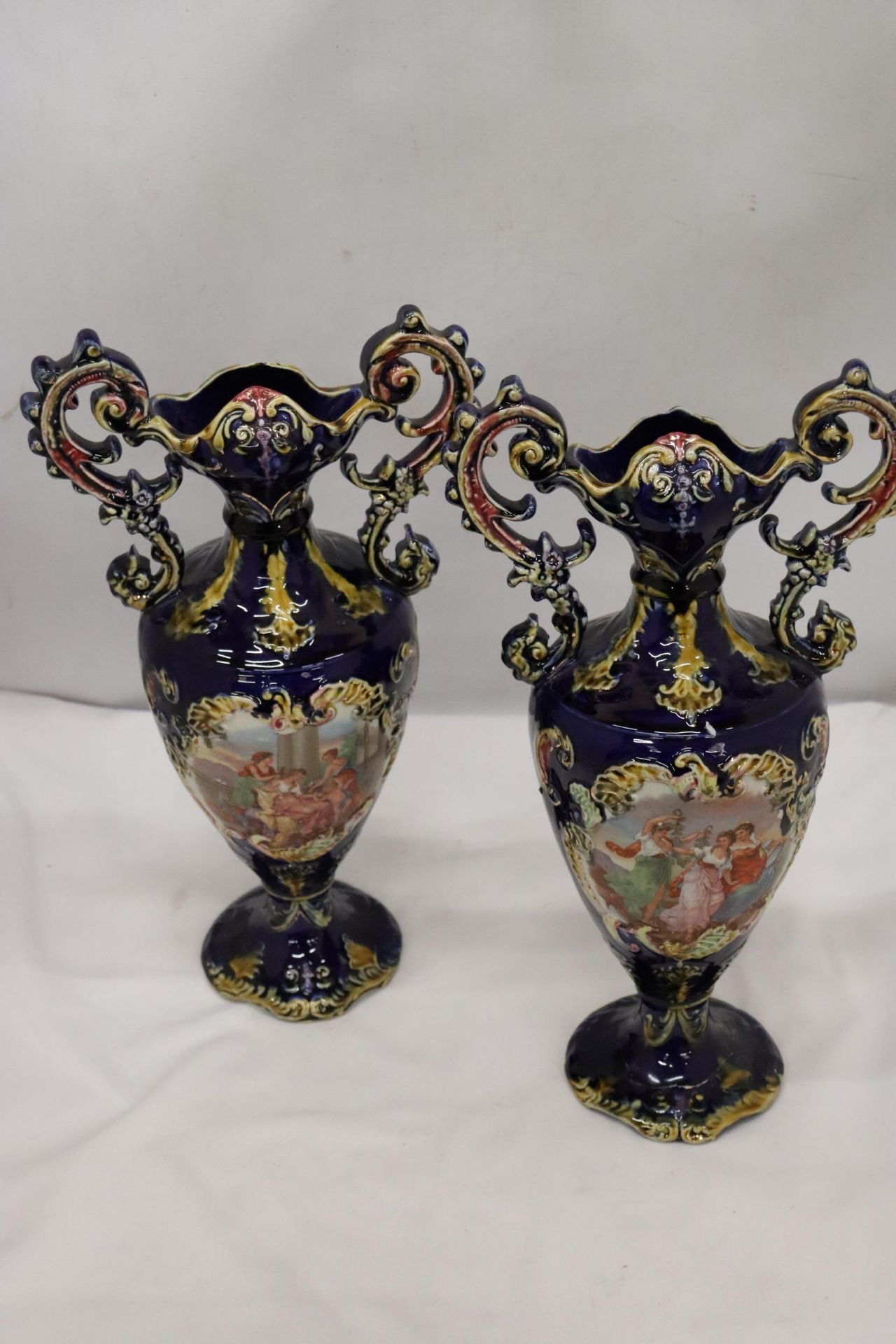 A PAIR OF VICTORIAN VASES IN COBALT BLUE WITH PICTORIAL DECORATION, HEIGHT 41 CM - Bild 3 aus 7