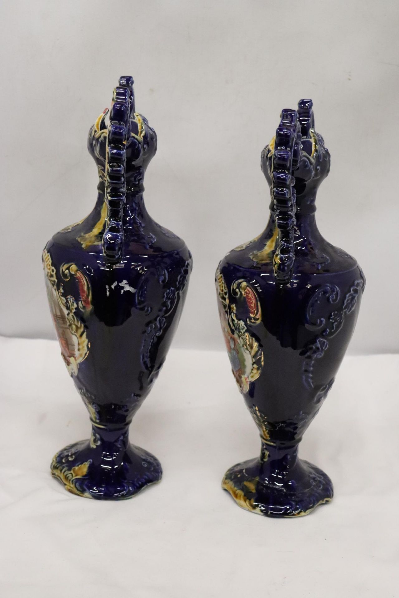 A PAIR OF VICTORIAN VASES IN COBALT BLUE WITH PICTORIAL DECORATION, HEIGHT 41 CM - Bild 7 aus 7