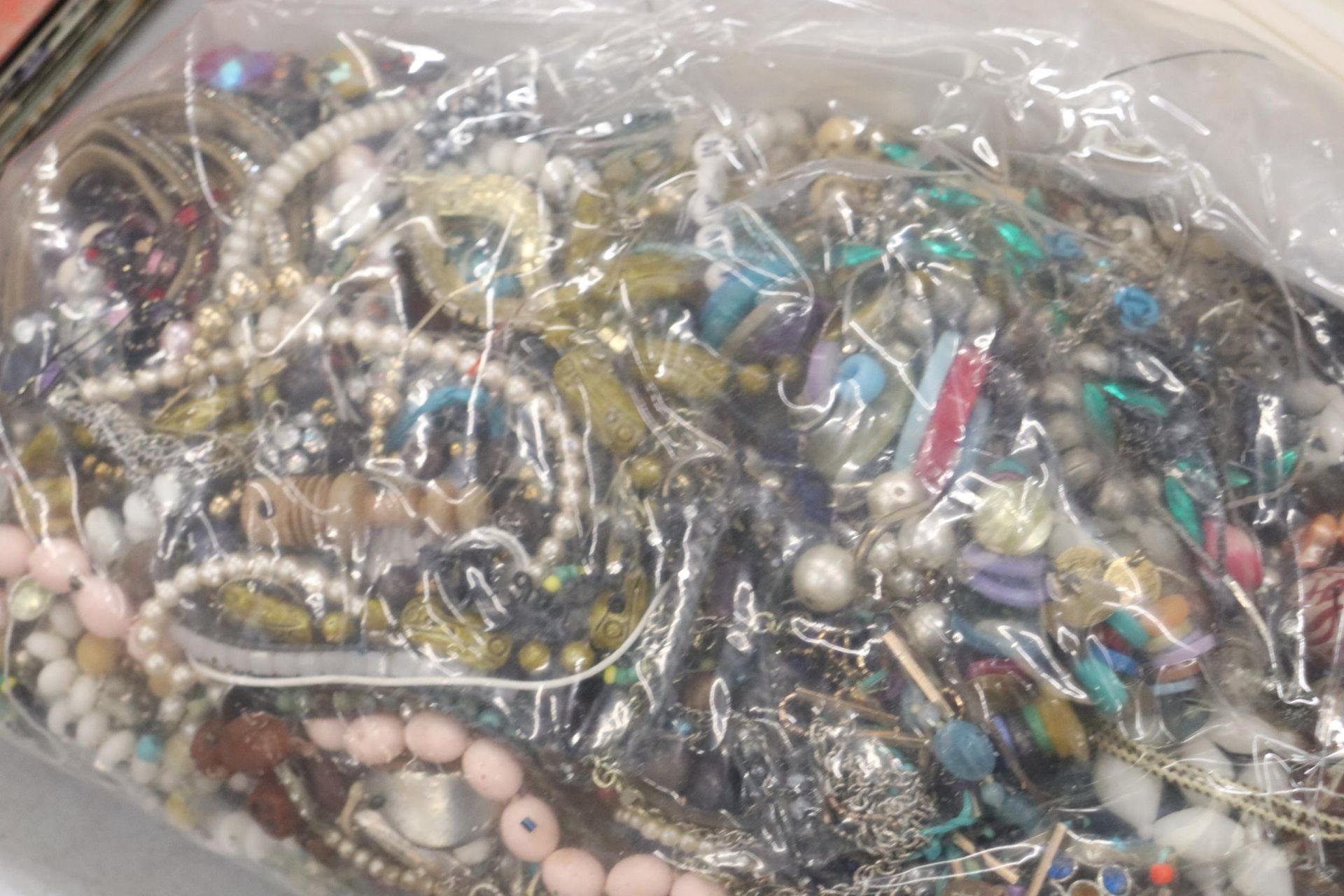 A 5 KG BAG OF COSTUME JEWELLERY AND BEADS - Image 9 of 10