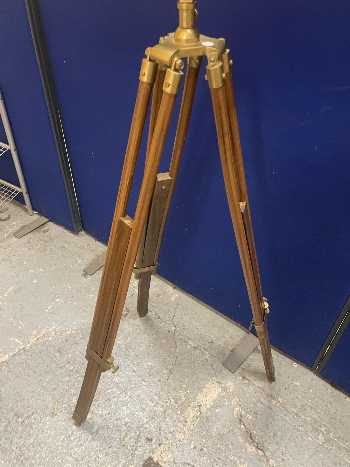 A BRASS TELESCOPE ON AN ADJUSTABLE TRIPOD STAND - Image 4 of 4