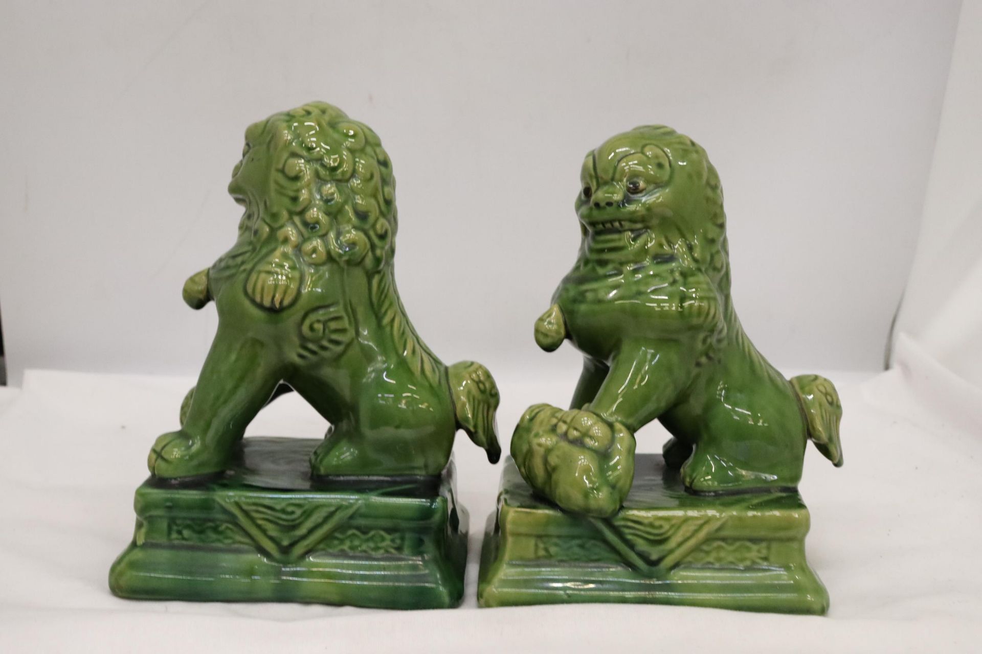 A PAIR VINTAGE GLAZED FOO DOG STATUES APPROXIMATELY 20CM TALL - Image 4 of 7