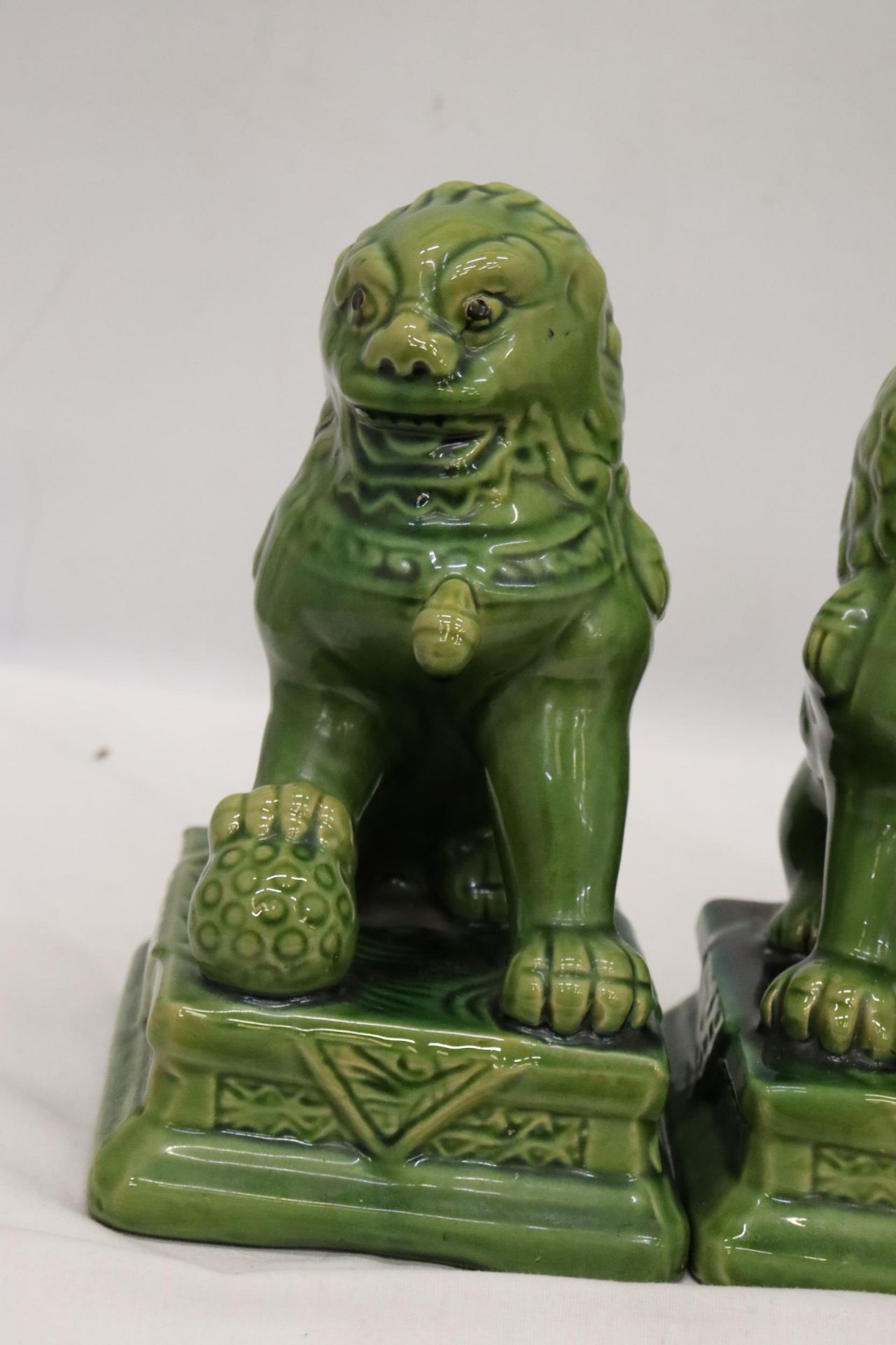 A PAIR VINTAGE GLAZED FOO DOG STATUES APPROXIMATELY 20CM TALL - Image 2 of 7