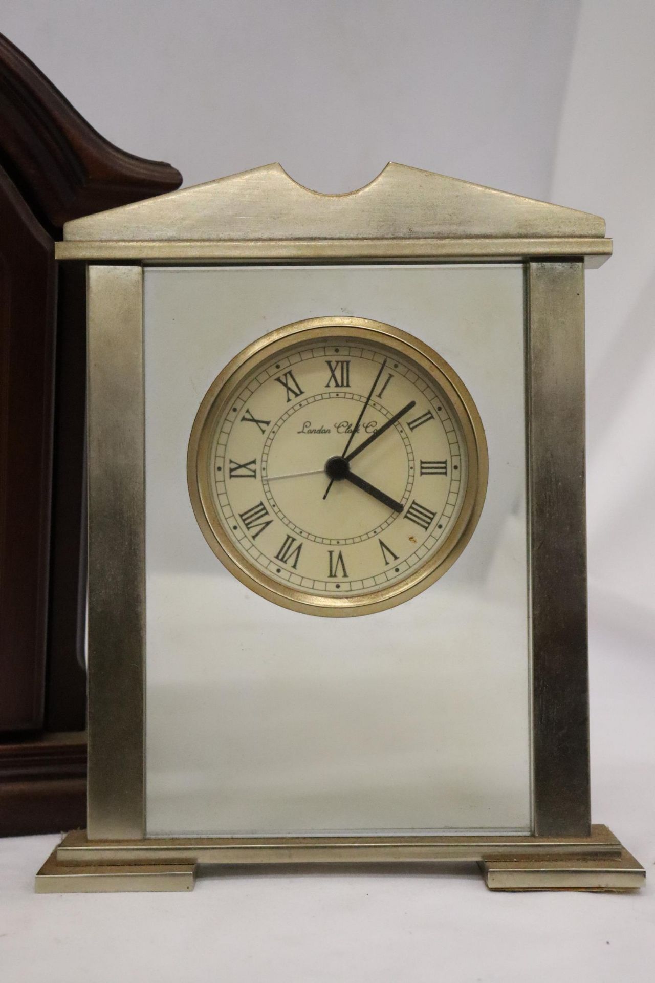 TWO QUARTZ MANTLE CLOCKS TO INCLUDE A BENTIMA - Image 2 of 9